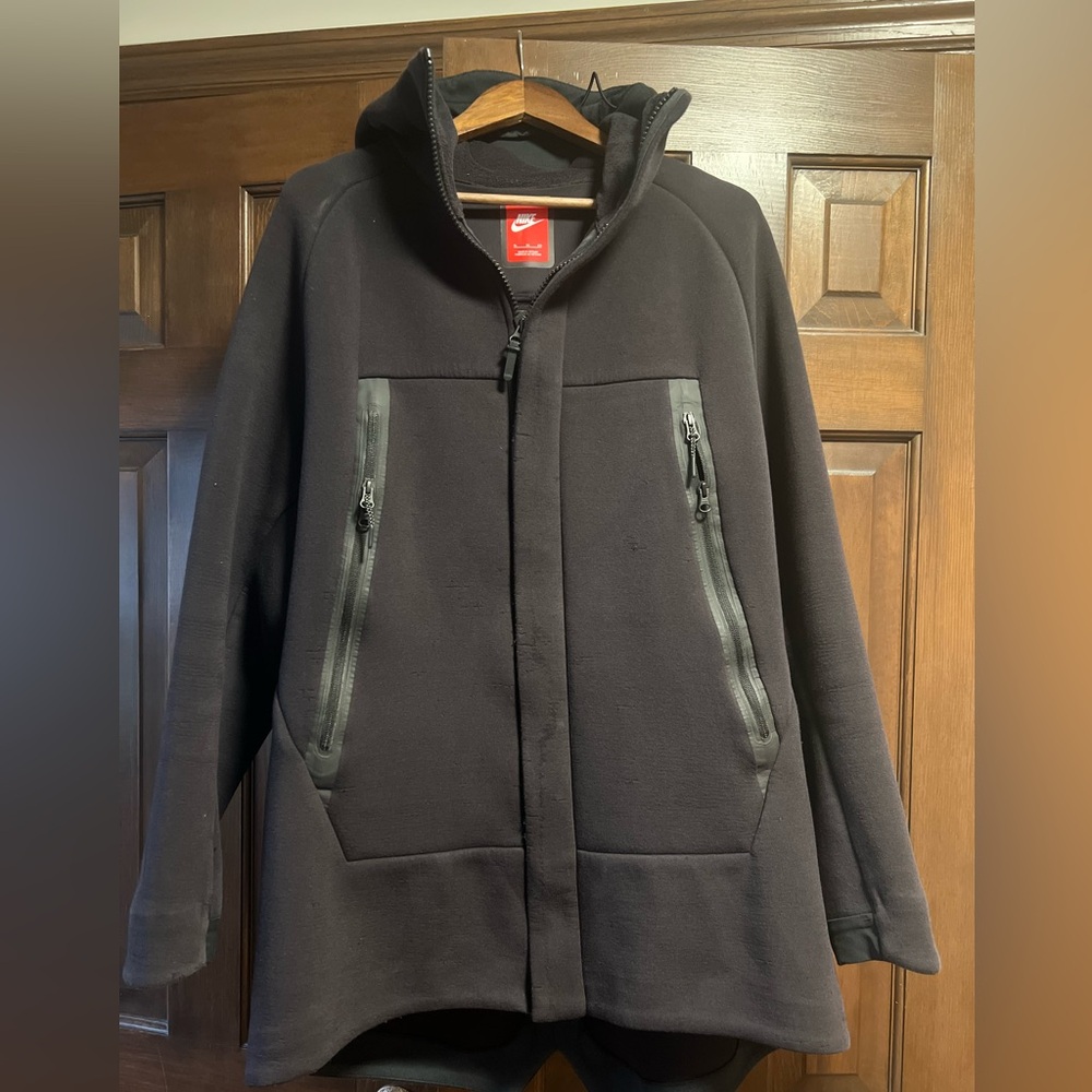 Nike tech fit, men’s over coat, black, long.